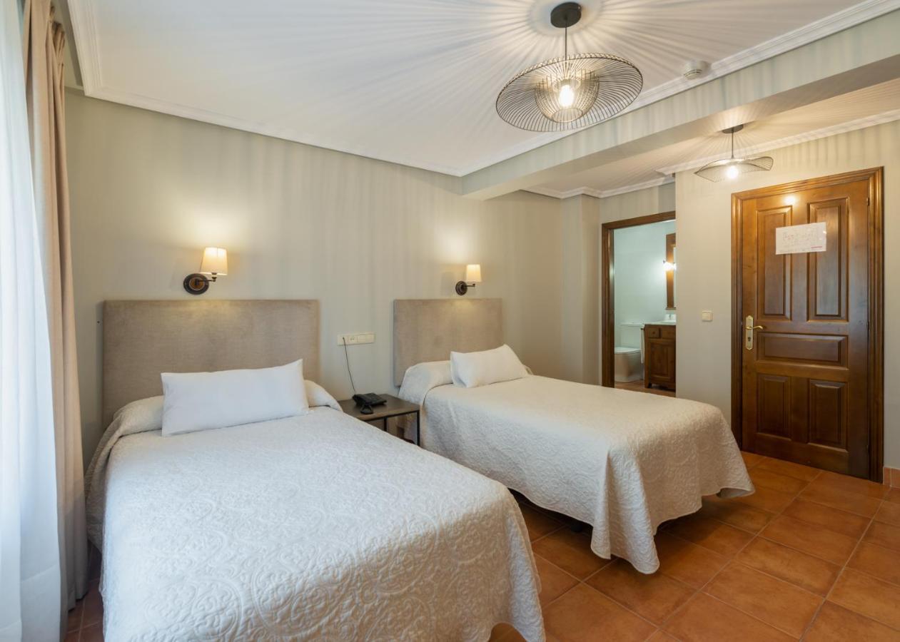 Logis Hotel Restaurante La Casa De Juansabeli Arenas De Cabrales Ngoại thất bức ảnh
